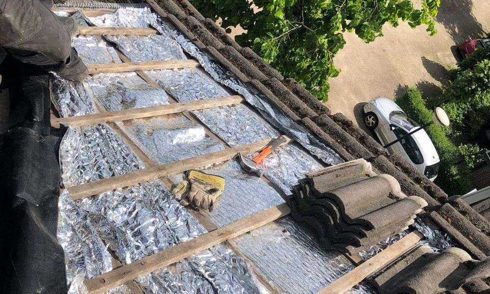 Nieuwe panlatten met dakpannen in Huissen