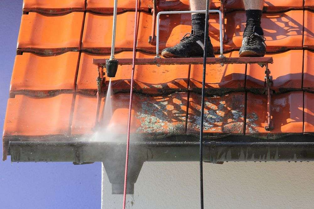 Reinigen van de dakpannen in 026