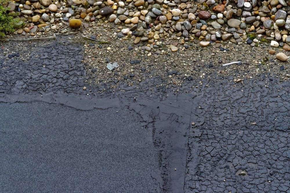Scheur in het bitumen dak in Arnhem