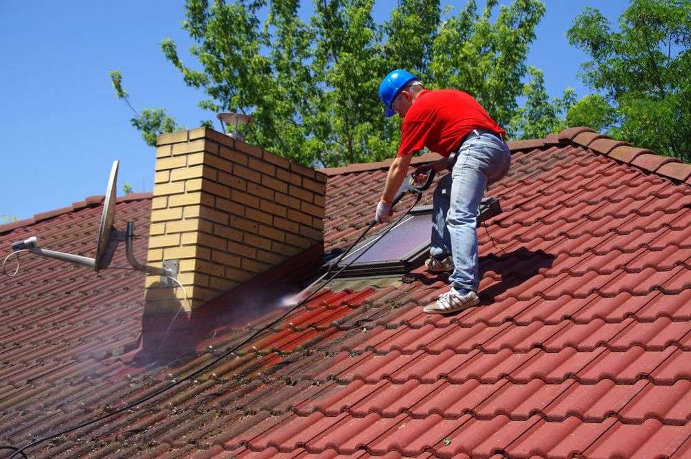 Schoonspuiten van de dakpannen in Arnhem